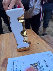 Der Sonderpokal kam mit einem Fallschirmspringer